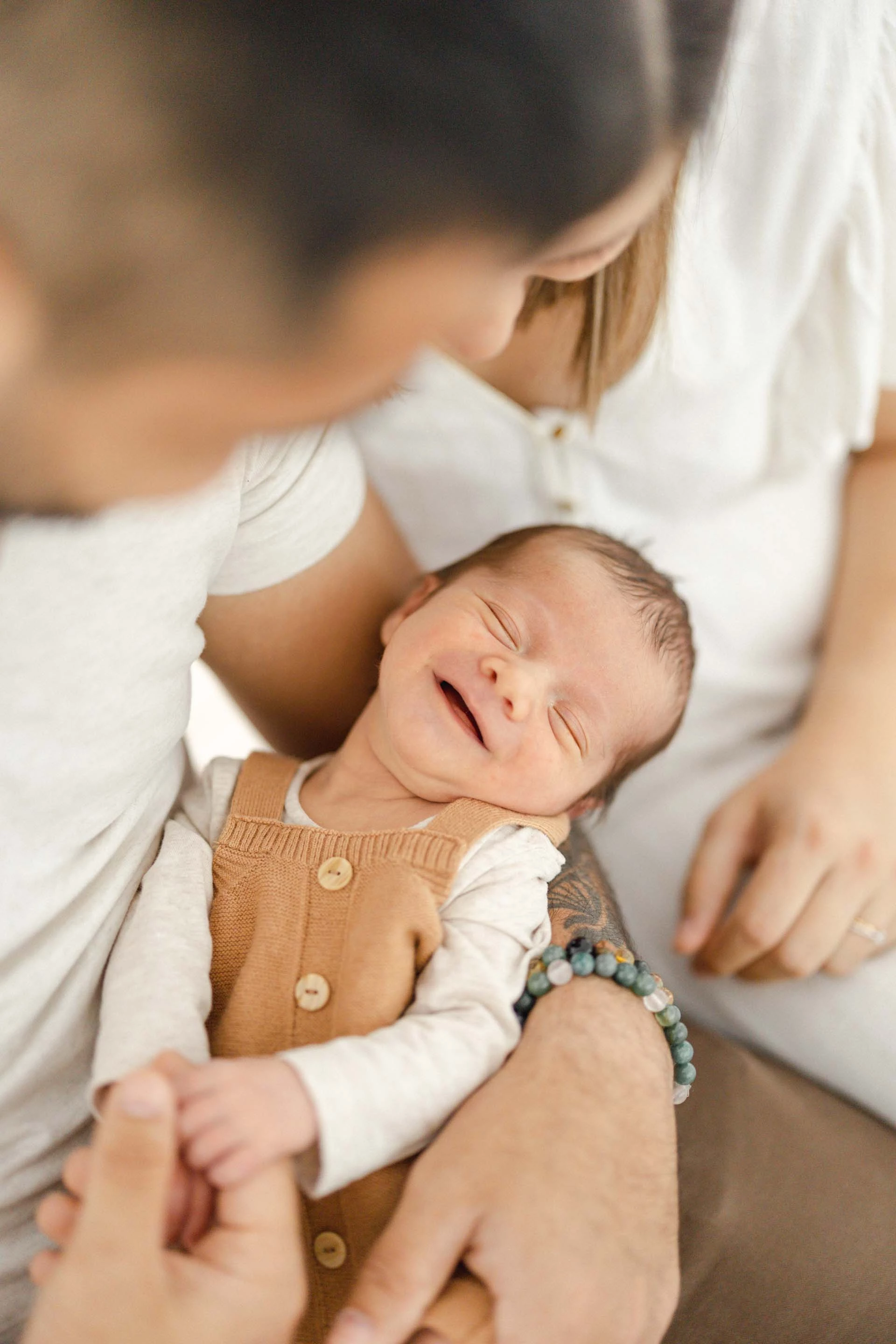 bonheur main enfant gris beige